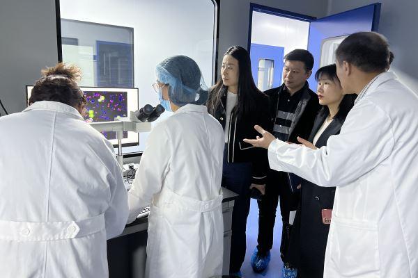 米教授为科协张主席解说全发国际生物医疗CTC技术 米教授为科协张主席解说全发国际生物医疗CTC技术.jpg